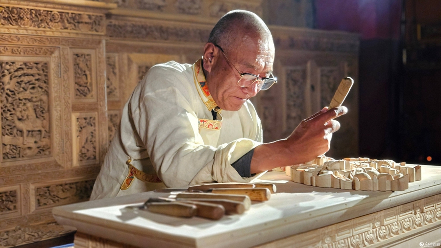 Inheritor promotes Shidiao woodcarving in SW China's Xizang Inheritor promotes Shidiao woodcarving in SW China's Xizang