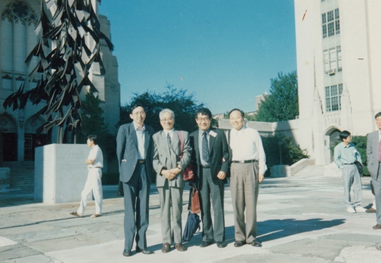 1995年夏在波士顿大学出席国际中国哲学会,郭齐勇(右一)与萧萐父先生