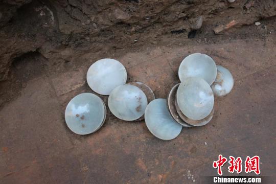 吉尔吉斯斯坦一座千年古墓发现诸多中国元素
