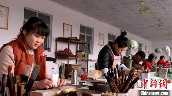 Workers make Lu writing brush at an industrial park in Shandong Province. (Photo/China News Service)