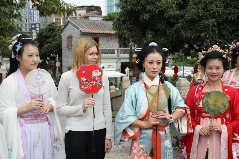 外国人記者が深センの歴史ある定期市跡で中国伝統文化を体験